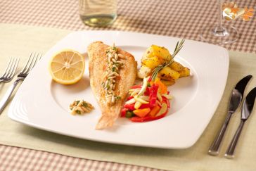 Риба морски език с кедрови ядки