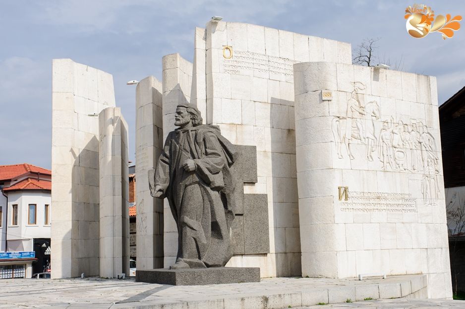 Паметникът на Паисий Хилендарски в Банско
